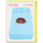 Wenskaart "Sleeps on Bed" - David Shrigley x Brainbox Candy - SuperMatique